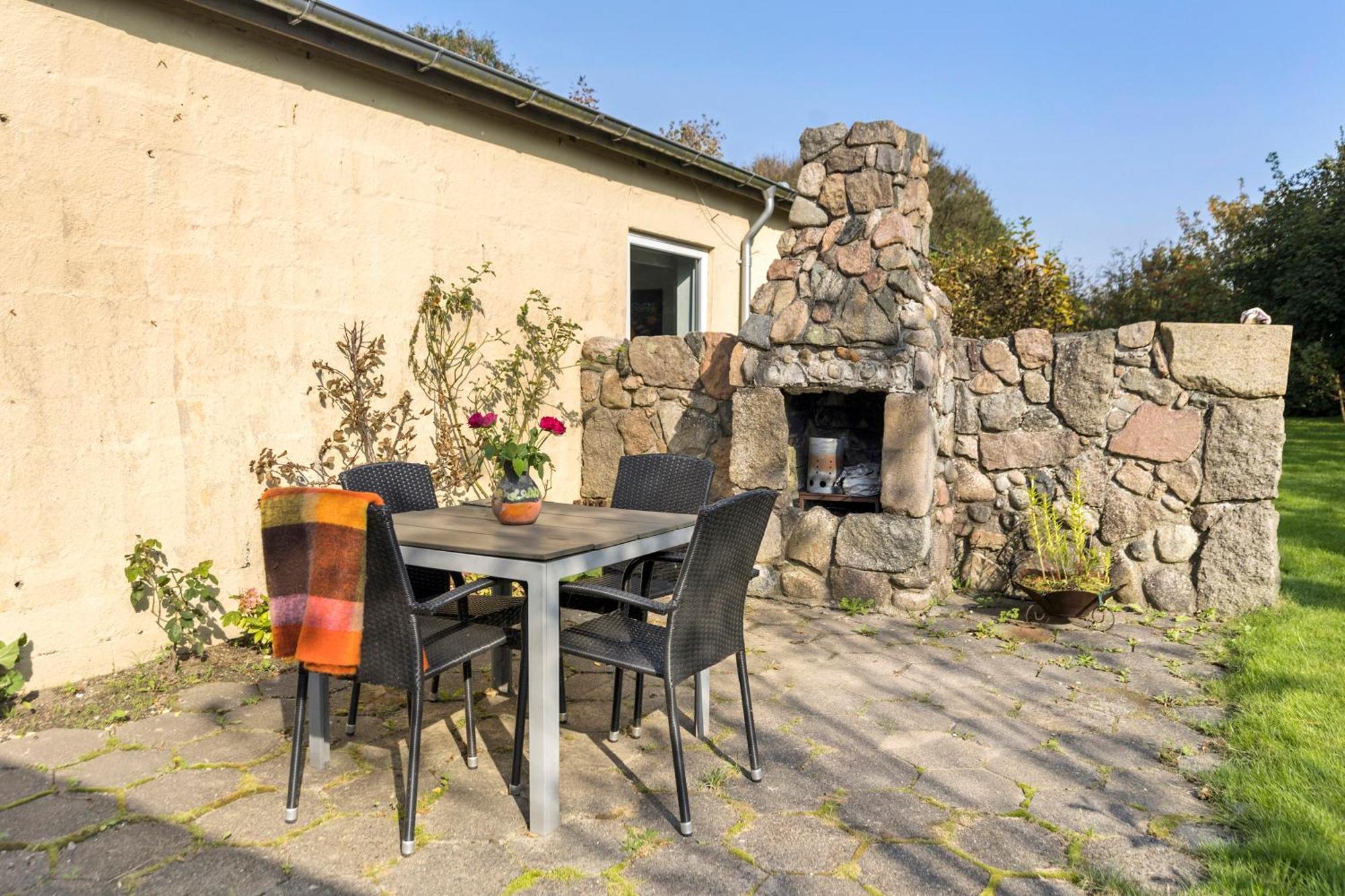 Logi I Hus Med Kunst Og Have Vestervig Exterior foto
